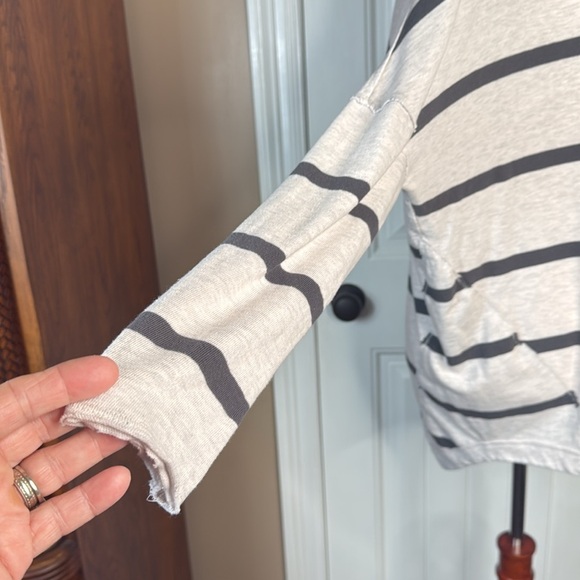 We The Free People Size L Gray Striped V-Neck T-Shirt Top Long Sleeves - Picture 6 of 10